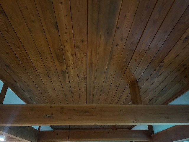 八ヶ岳高原海の口自然郷の別荘で塗装メンテナンス後の木部天井