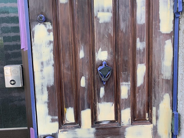 パテ補修中の玄関ドア