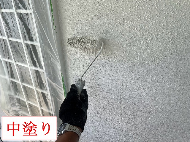 外壁の中塗り作業