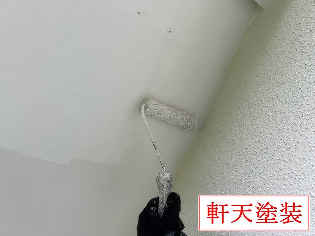 軒天の塗装作業