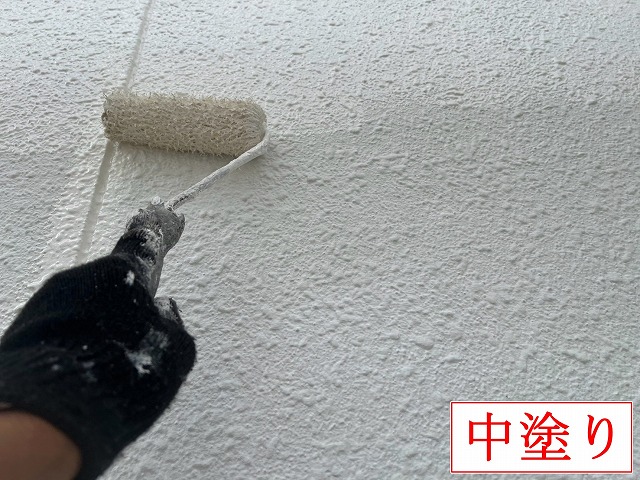中塗り中の外壁