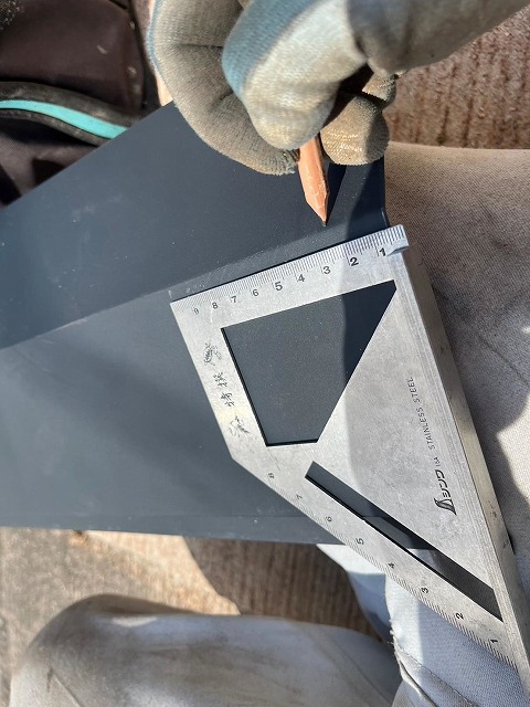 南アルプス市で屋根の形・継ぎ目に合わせて板金を形成する様子（板金交換）