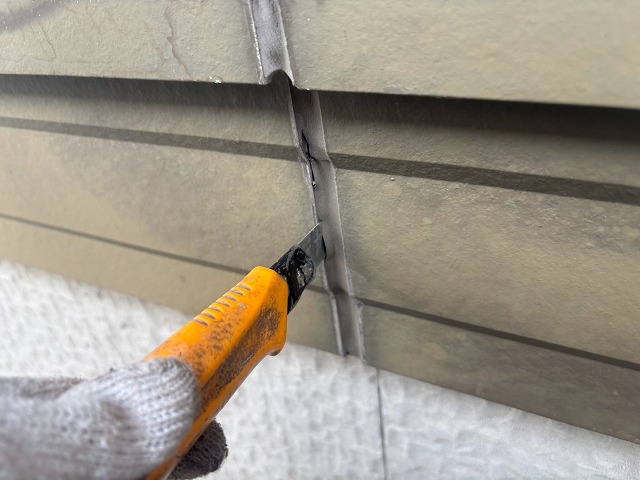 幕板シールを切る作業
