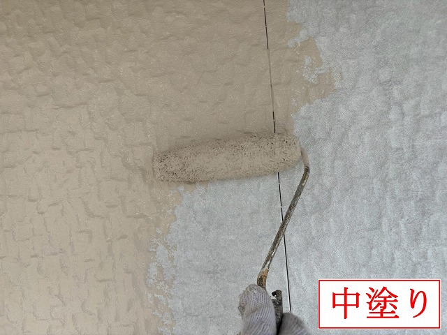 外壁の中塗り作業