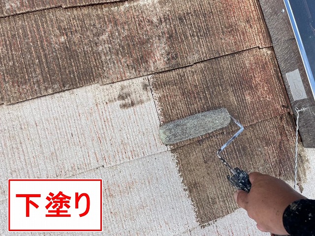 南アルプス市で屋根に下塗りを行う様子
