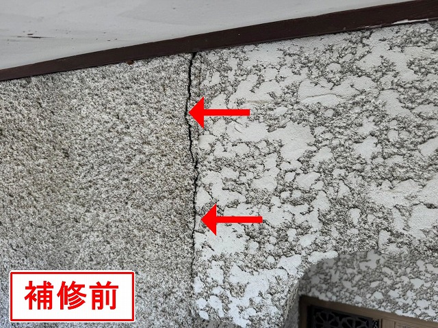 南アルプス市で外壁クラックにシーリング（コーキング）補修を行う様子