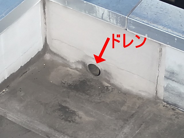 甲斐市でドレン周りのシート防水が劣化でめくれる様子