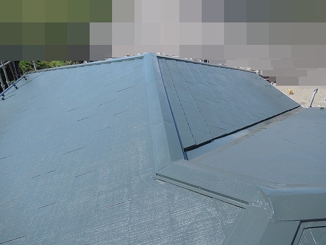 甲府市でスレート屋根を下塗り→中塗りを塗装する様子