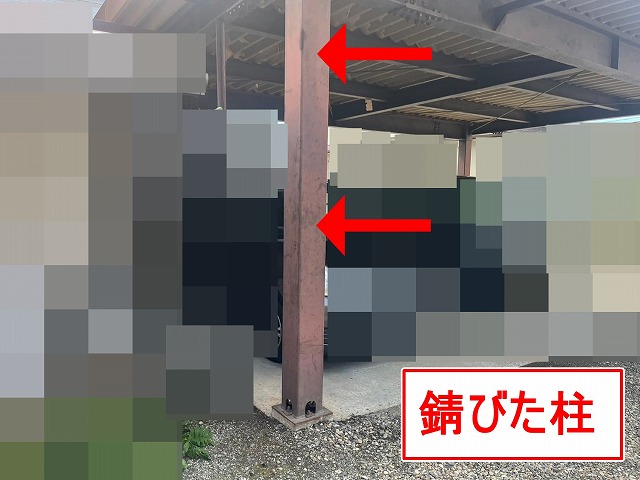 富士吉田市でカーポートの金属柱（骨組み）が錆びている様子
