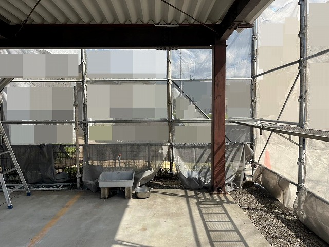 富士吉田市でカーポートに足場仮設を行う様子（足場・メッシュシートの中からみた写真）