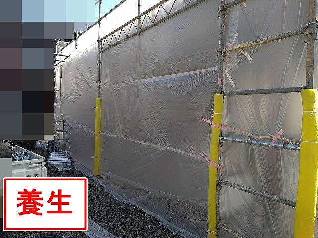 富士吉田市で吹き付け塗装前にカーポート（車庫）に養生をかける様子