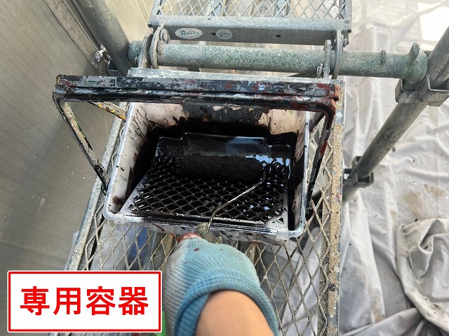 富士吉田市で折板カーポートの鉄骨をローラーを使用して塗装する様子