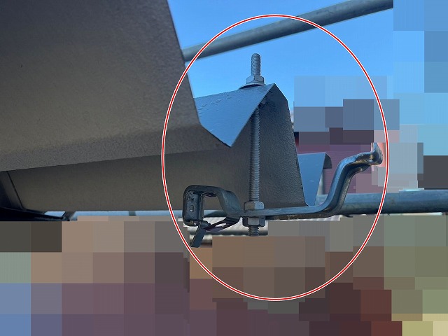 富士吉田市で折板やねに雨樋の吊り金具を設置する様子