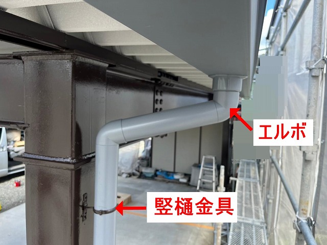 富士吉田市でカーポート折板屋根に雨樋（竪樋・エルボ・竪樋金具）を設置する様子