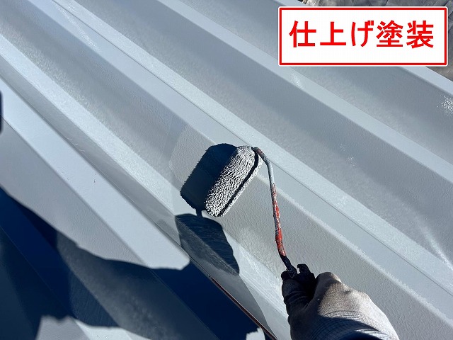 富士吉田市で折板屋根（金属波板屋根）にシリコンルーフⅡを塗装する様子