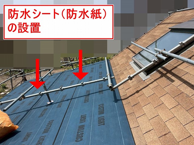 北杜市でアスファルトシングル屋根のカバー工法で防水シート（防水紙）を設置する様子