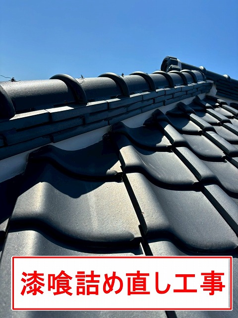 甲府市で瓦屋根（棟瓦）の漆喰詰め直し工事を行う様子