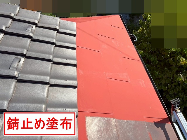 甲府市でトタン屋根塗装の際に下塗りで錆止め塗料を塗布する様子