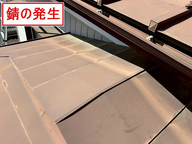 大月市でトタン屋根に錆が発生している様子