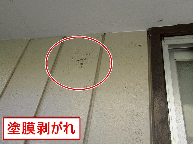 大月市でALCパネル外壁に塗膜剥がれが起こっている様子