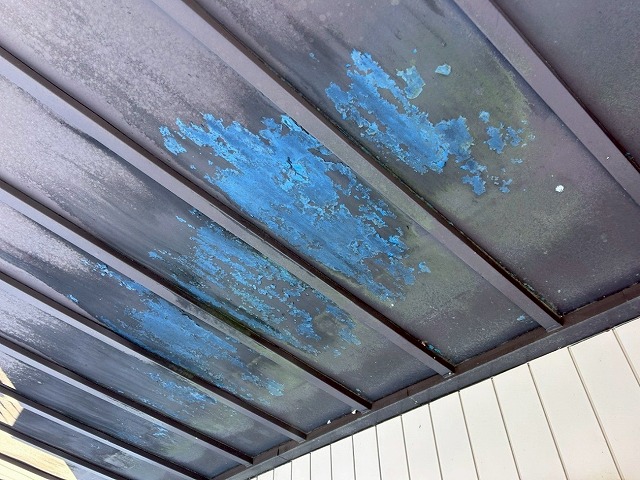 大月市で瓦棒葺きトタン屋根のケレン作業のビフォーアフター