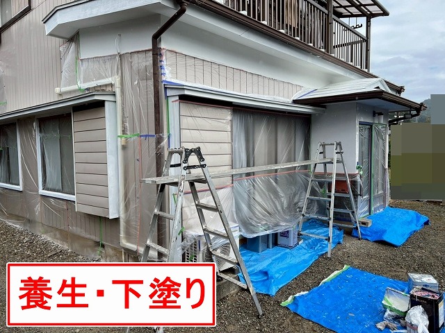 大月市で木材（木部）の付帯部で養生・下塗りを行う様子