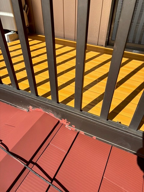 都留市で下屋根のカバー工法時に板金交換を行う様子