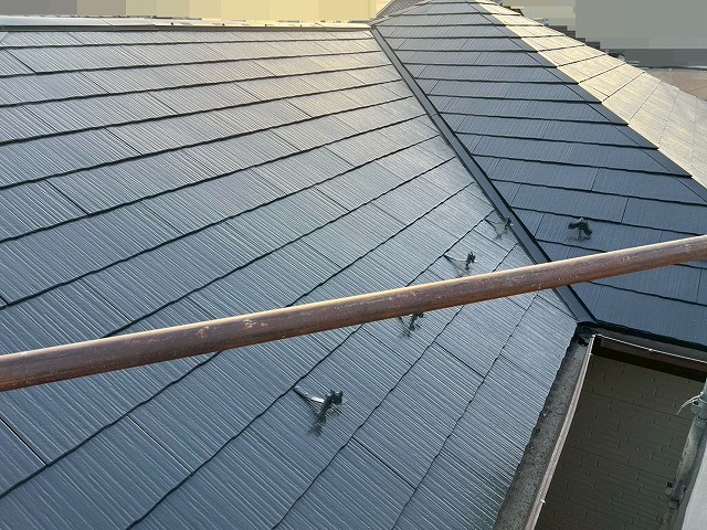 中巨摩郡昭和町でコロニアル屋根にファインパーフェクトベストを塗装する様子（ラジカル塗装）