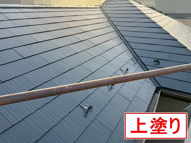 中巨摩郡昭和町でコロニアル屋根にファインパーフェクトベストを塗装する様子（ラジカル塗装）