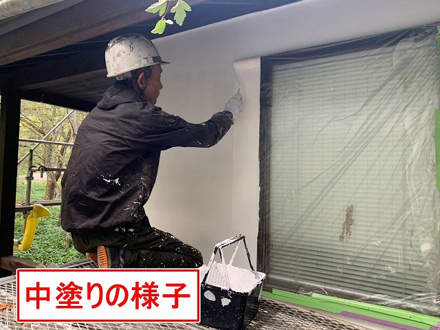 八ヶ岳高原海の口自然郷の別荘の外壁塗装（中塗り）を行う様子