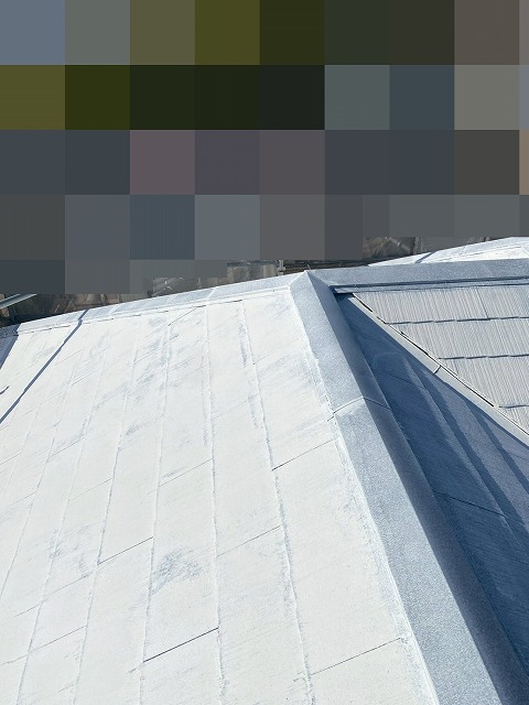 甲府市でスレート屋根の下塗りビフォーアフター
