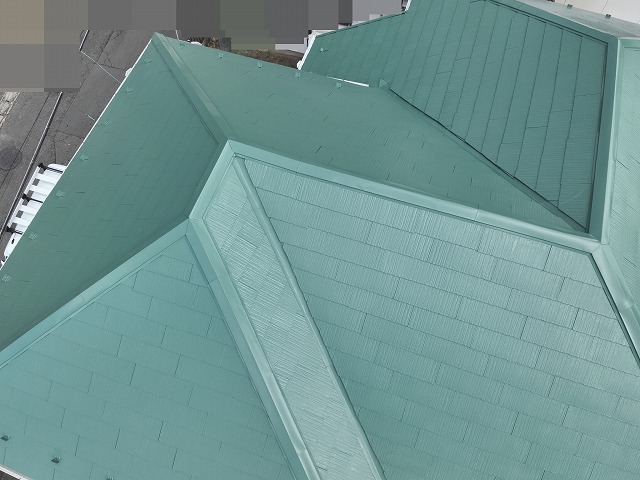 甲府市でコロニアル屋根の塗装ビフォーアフター（ドローン撮影）