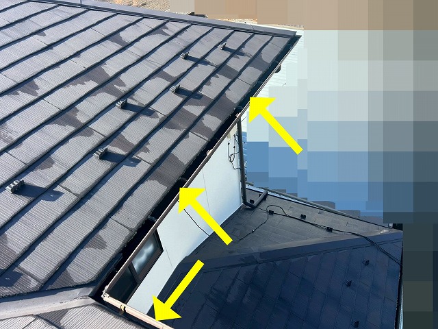 南アルプス市で雨樋（軒樋）の歪み・破損を調査する様子