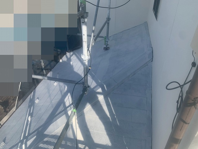 南アルプス市で下屋根に下塗り（ベスコロフィラーHG）を行う様子