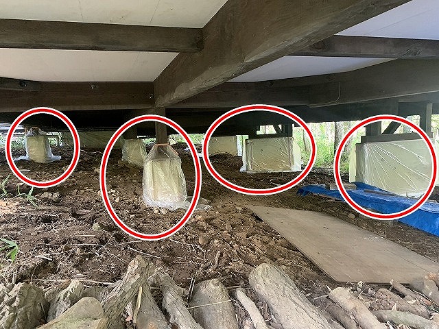 八ヶ岳高原海の口自然郷の別荘で床下工事の際に養生をかける様子