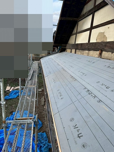 南アルプス市で屋根葺き替えの際に防水シート（ルーフィング）を設置する様子