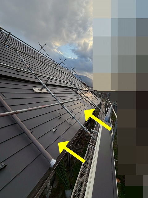 南アルプス市で屋根葺き替え工事の際に、新しい屋根材（SGL）を設置する様子