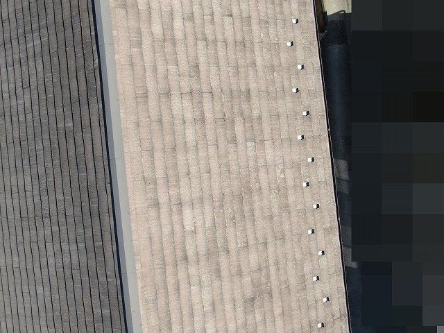 甲府市でスレート（コロニアル）屋根の調査で色あせ・雨垂れ跡を確認する様子