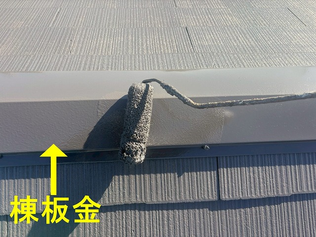 甲府市で雪止め・板金を無機塗料で塗装する様子