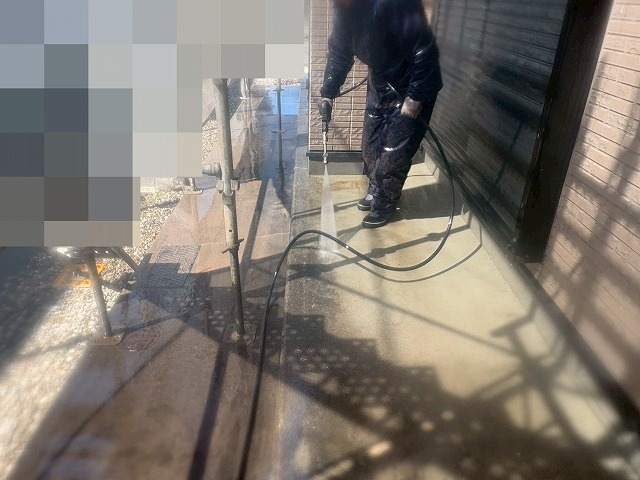 甲府市で高圧洗浄の際に玄関土間やテラス床を洗浄する様子