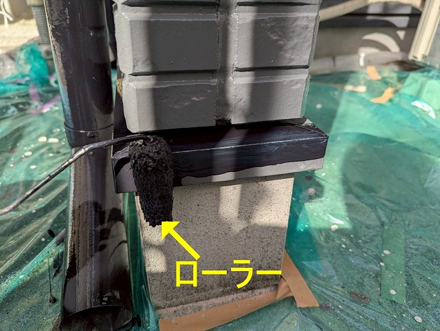 甲府市で色あせ・苔の目立つ土台水切りに無機塗装を行う様子