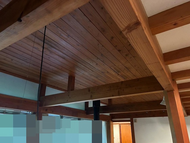 八ヶ岳高原海の口自然郷の別荘で塗装メンテナンス後の木部天井
