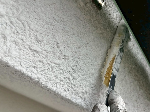 笛吹市で色あせた雨樋（軒樋）塗装の際に、鼻隠しも塗装する様子