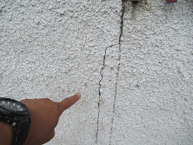 南アルプス市でひび割れ（クラック）や汚れ付着のあるモルタル外壁