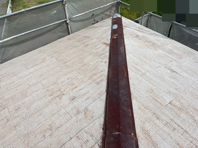 南アルプス市で高圧洗浄後の汚れ・古い塗膜を一掃したスレート屋根