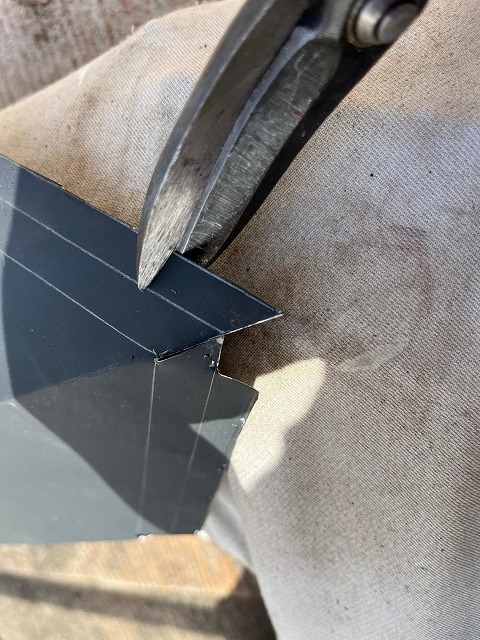 南アルプス市で屋根の形・継ぎ目に合わせて板金を形成する様子（板金交換）