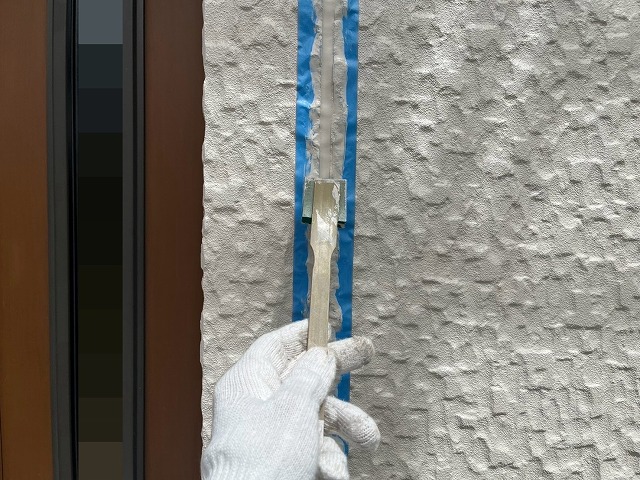 ヘラで表面を均す