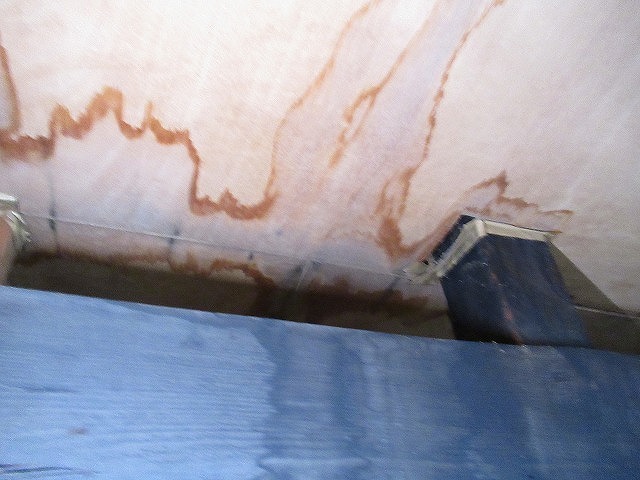 甲州市で雨漏りして室内天井・柱に雨染みがある様子