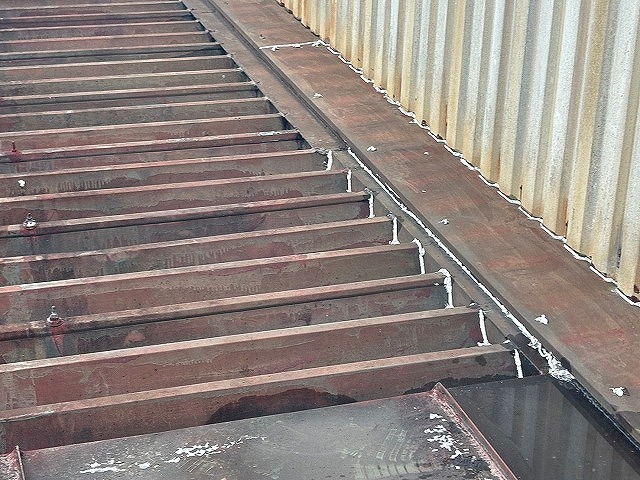 南部町で工場（倉庫）の金属でできた折板屋根（せっぱんやね）