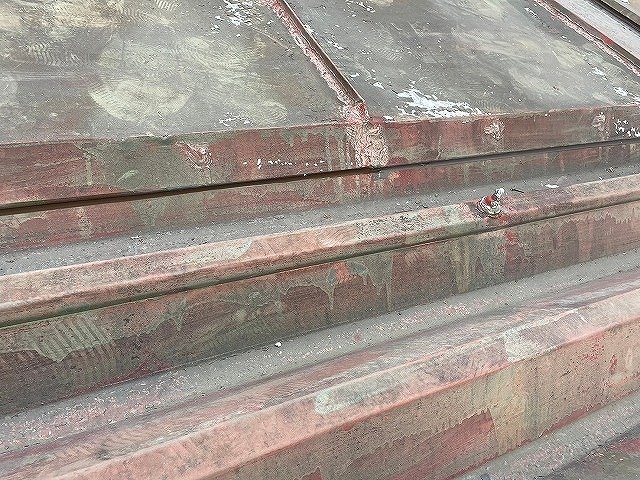 南部町で雨漏りのある折板屋根のDIYコーキングを撤去する様子